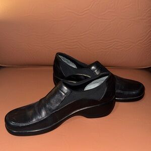 Easy spirit slip-on Black comfort slip on shoes. Size 7.5.